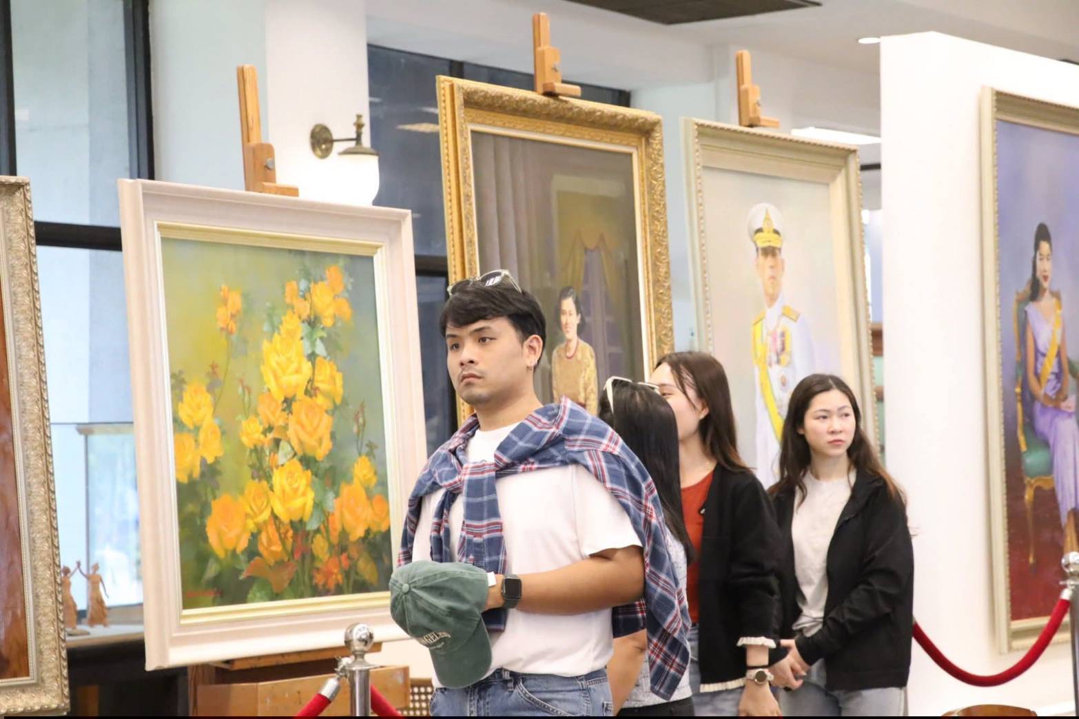 title - ผอ.ศพส. ให้การต้อนรับ คณะนักศึกษาโครงการรัฐประศาสนศาสตรมหาบัณฑิต รุ่นที่ 18 มหาวิทยาลัยรามคำแหง เข้าเยี่ยมชมแผนกฝึกอบรมทั้ง 12 แผนก และพื้นที่ภายในศูนย์ส่งเสริมและพัฒนาอาชีพเสริมนอกภาคการเกษตร